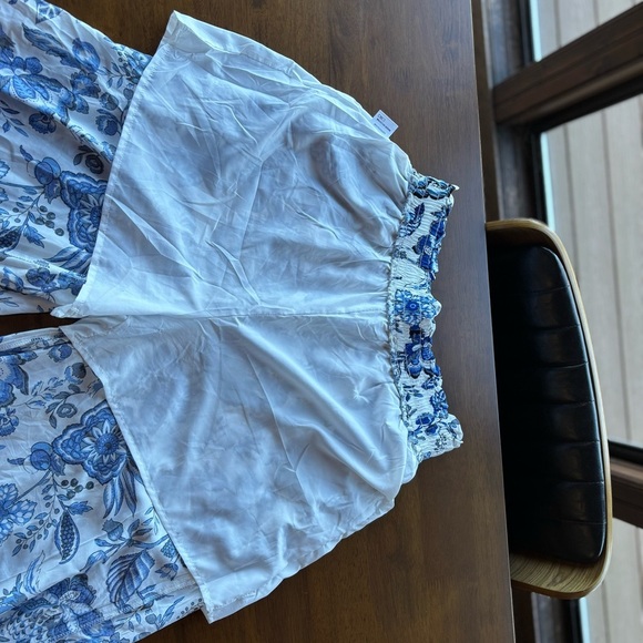 Floral Blue and White Women's Wide Leg, Skort, size M - Picture 5 of 5